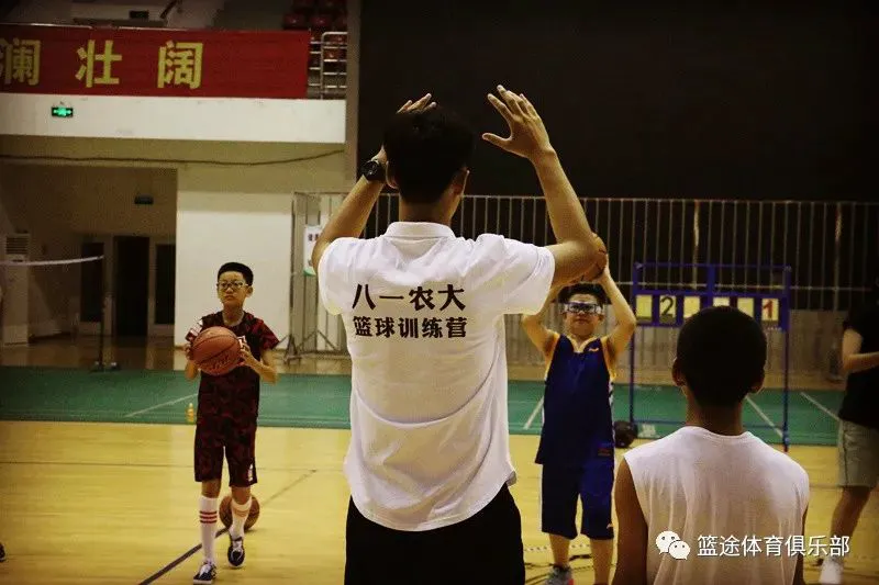 篮球封闭训练中的体能提升方案_0